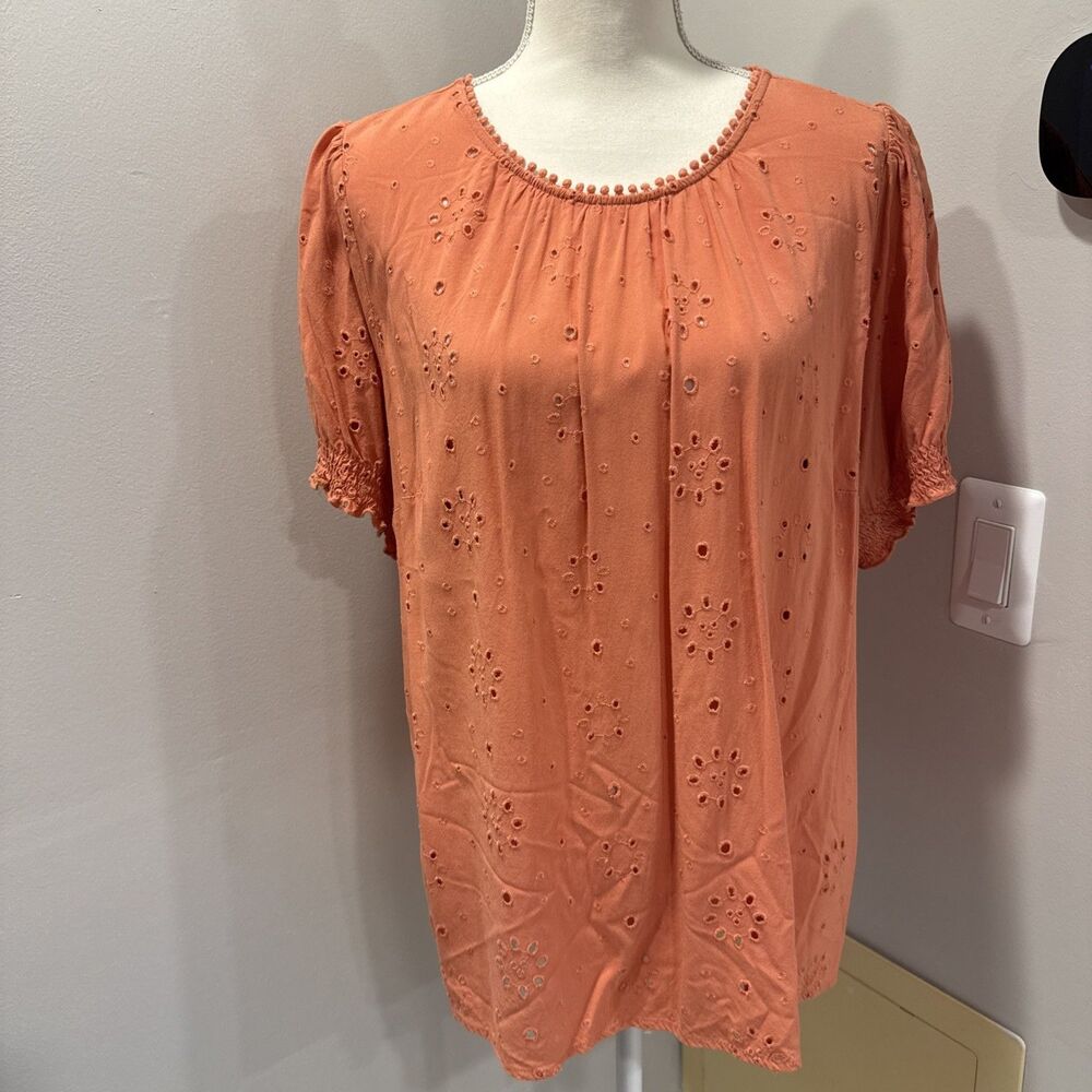 Torrid Abbey Challis Eyelet Back peach shirt Top Blouse Short Sleeve Cutout sz 1